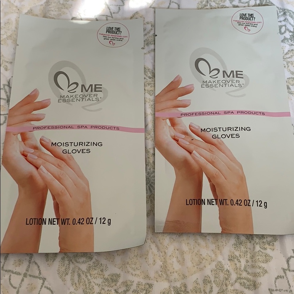 Me make over essentials moisturizing gloves